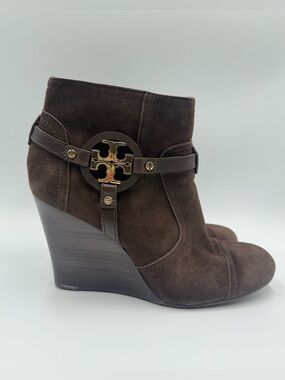 TORY BURCH Aaden brown suede gold logo detail wedge heel ankle boots size 9.5